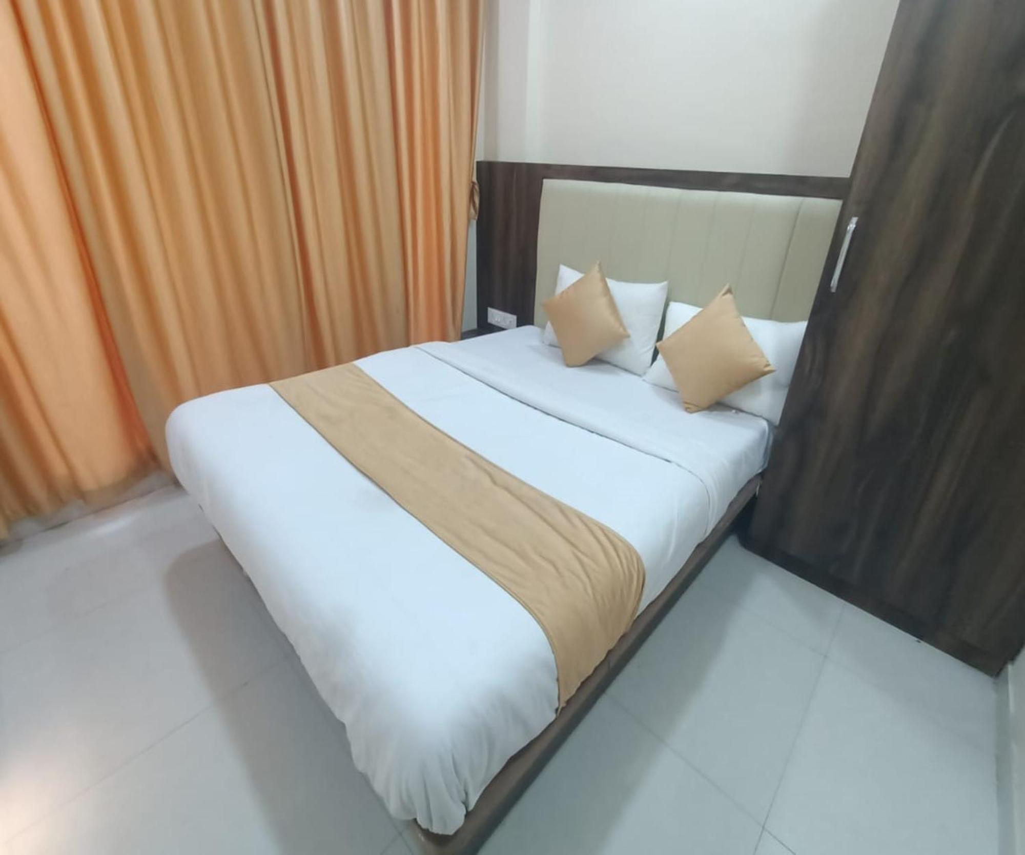 Hotel Om Sai Navi Mumbai Exterior foto